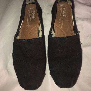 Black TOMS